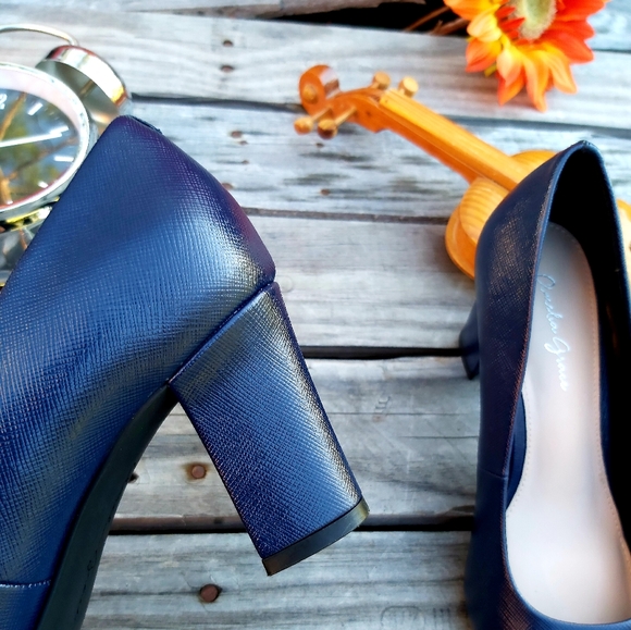 Ameila Grace Macee Navy Pumps - Picture 2 of 7